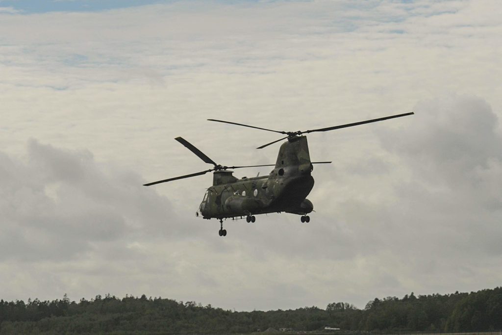 Y 70 helikotern flyger